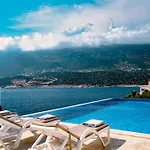 Alis Stunning Sea View With Infinity Pool Willa