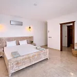 Alis Stunning Sea View With Infinity Pool Willa